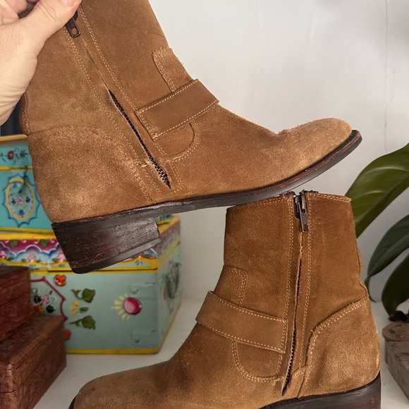 Frye Tan Suede Ankle Boots size 8 Buckle Western Casual Boho Desert Festival - Picture 10 of 11